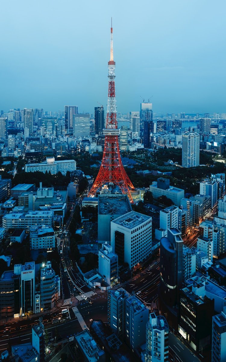 the tokyo tower is lit up at night